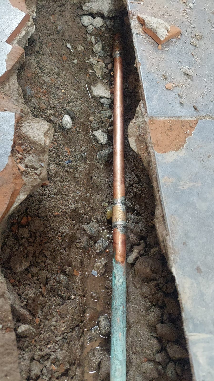 Filtración compleja: reparación de cañería de cobre bajo piso