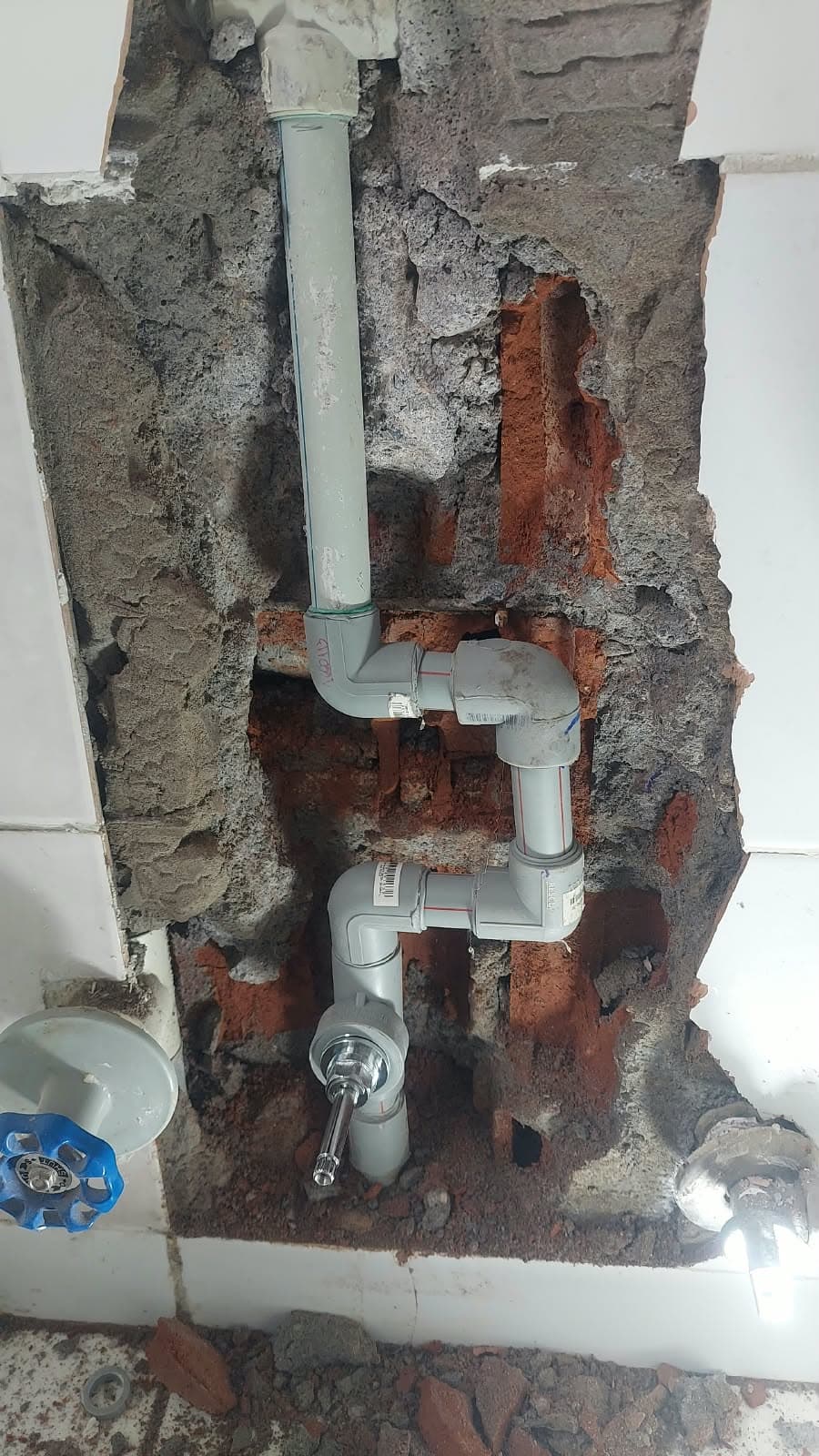 Filtración compleja: recambio de cañería ppr en muro