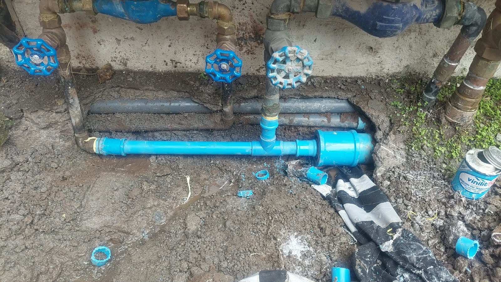 Filtración compleja: reparación de arranque junto a medidores