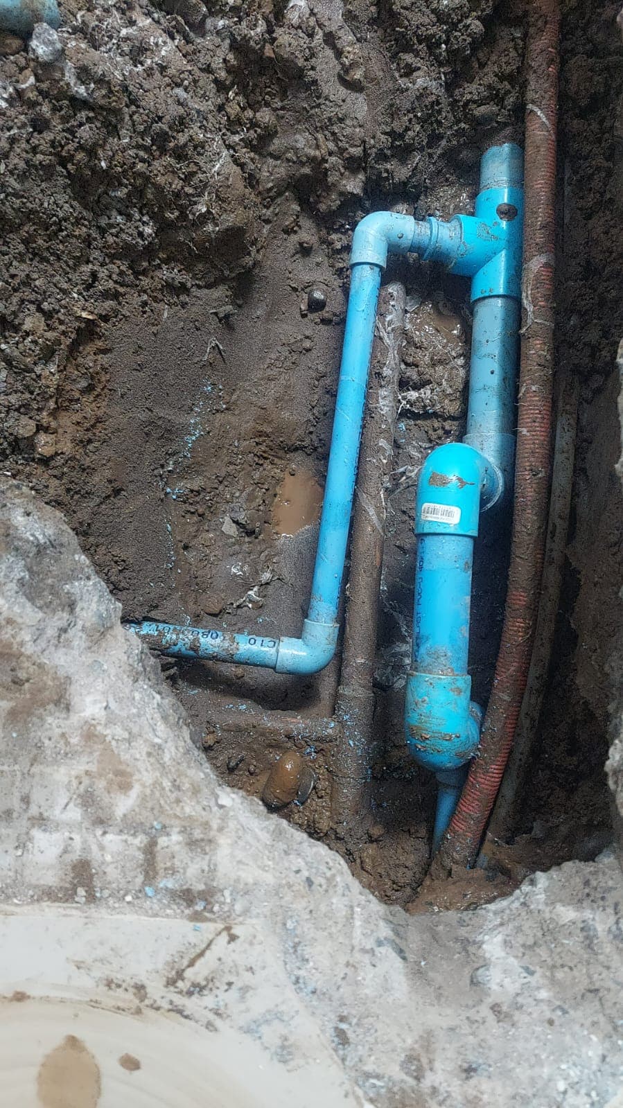 Filtración compleja: nuevo tramo de pvc en cañería enterrada