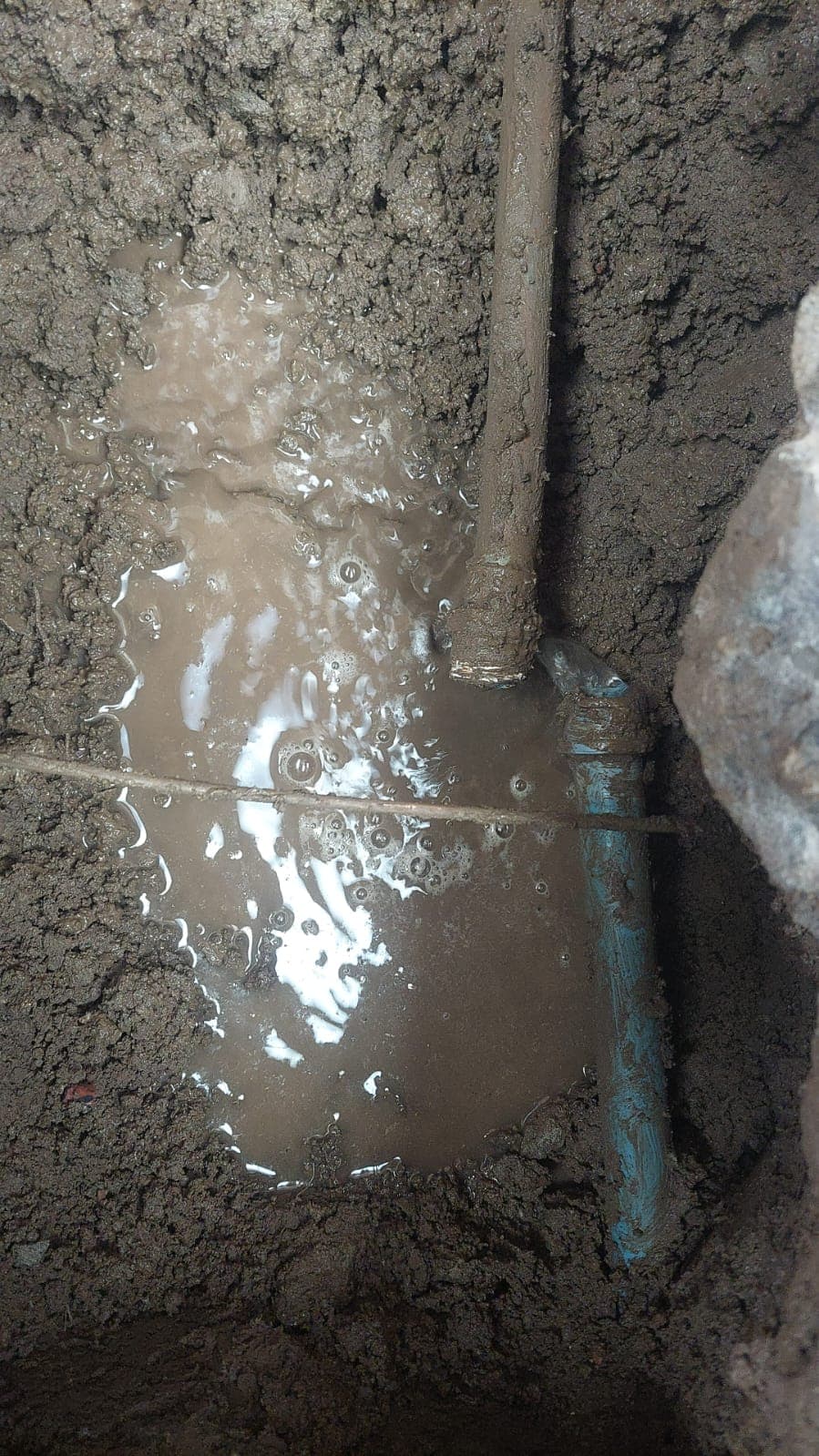 Filtración compleja: fuga en unión de cañería subterránea